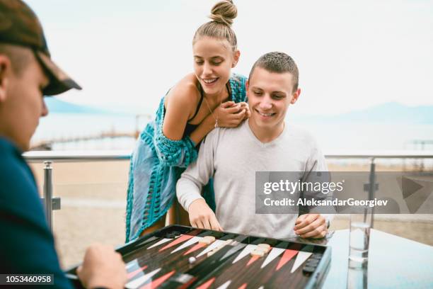 在海灘上玩雙陸棋的朋友 - backgammon 個照片及圖片檔