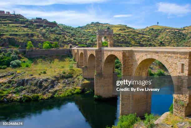 the roman bridge of alcantara - romeinse brug stockfoto's en -beelden