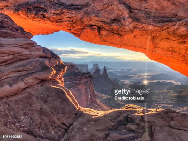 sunrise at mesa arch - moab utah stockfoto's en -beelden