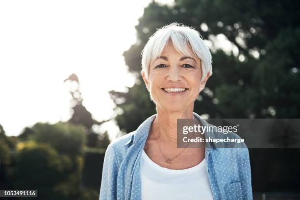 zilver in het haar en goud in haar hart - hair woman mature grey hair beauty stockfoto's en -beelden