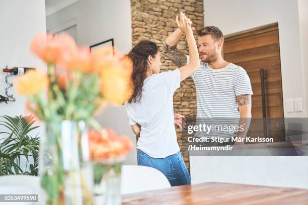 multi-etnische paar dansen in keuken thuis - hipster in a kitchen stockfoto's en -beelden