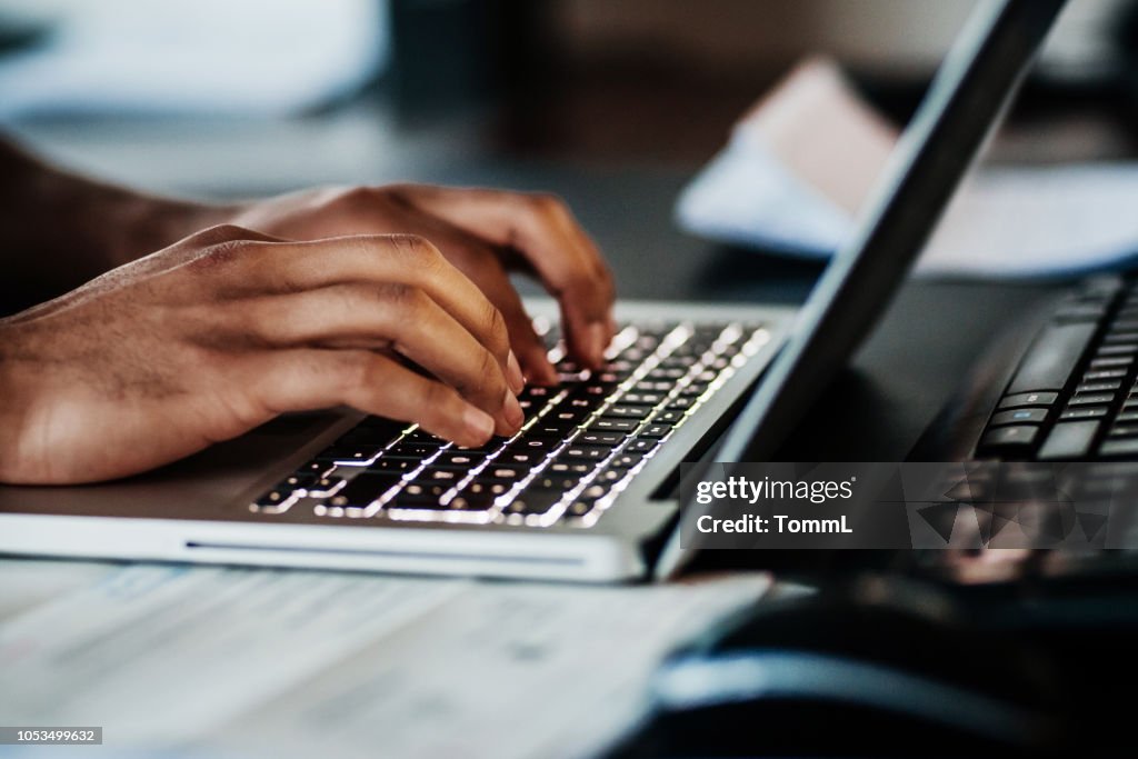 Närbild av Man att skriva på Laptop