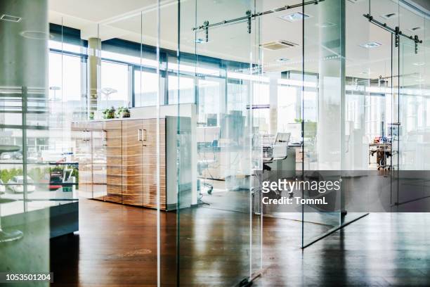 un ambiente ufficio moderno - brightly lit foto e immagini stock
