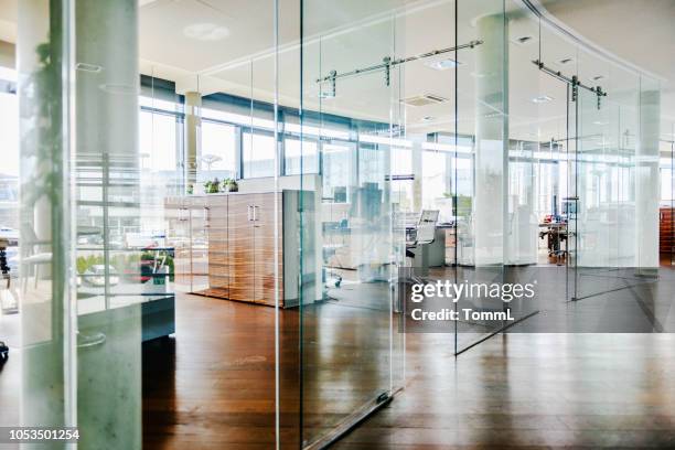 tir d’un environnement de bureau vide - cloison mobile photos et images de collection