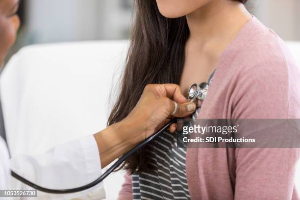 arts luistert naar de patiënt heartbeat - listening to heartbeat stockfoto's en -beelden