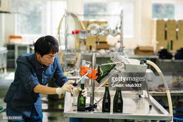 母校小ロット クラフト ビール醸造所で彼の製品を瓶詰めを醸造します。 - 郷土料理　日本 ストックフォトと画像