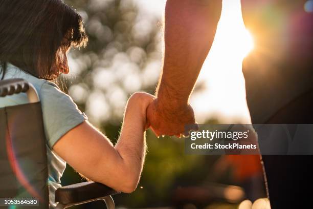 paar handen tijdens zonsondergang - een helpende hand stockfoto's en -beelden