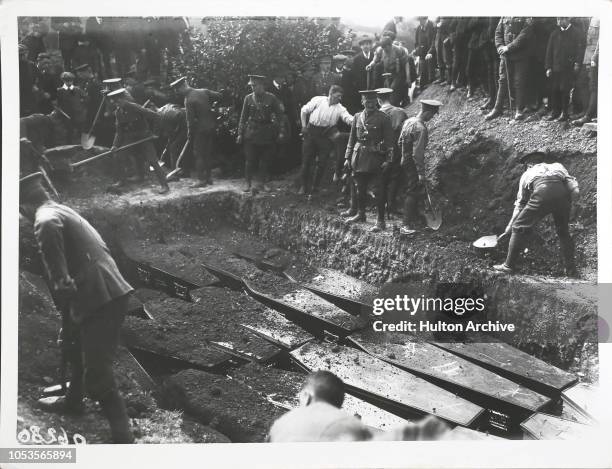 Lusitania disaster, Funeral of the victims - Soldiers filling in graves after the service.