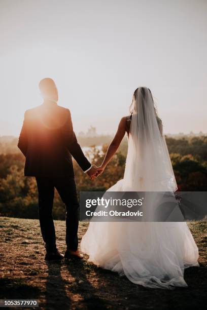 forewer liefde, forewer jonge, forewer blij - bruidegom stockfoto's en -beelden
