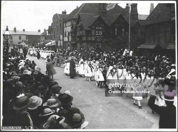 May Day celebrations at Stratford-on-Avon, Procession passing Shakespeare 's house May 1914, Stratford-on-Avon.