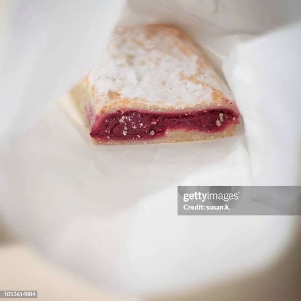 afternoon tea with sour cherry pie. - cerise sure photos et images de collection