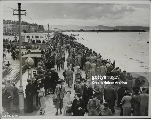 Section of the huge crowd of holidaymakers on the promenade at Rhyl, North Wales, Rhyl, North Wales.