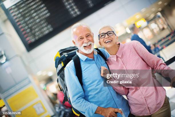esperando un check-in en un aeropuerto. - departure board front on fotografías e imágenes de stock