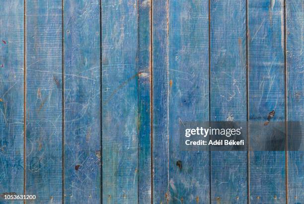 blue wood background - achtergrond krijtbord blauw stockfoto's en -beelden