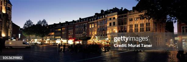 night view of the market square in aachen - aachen 2018 stockfoto's en -beelden