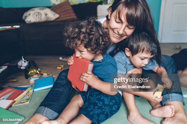 madre e figli - messy foto e immagini stock