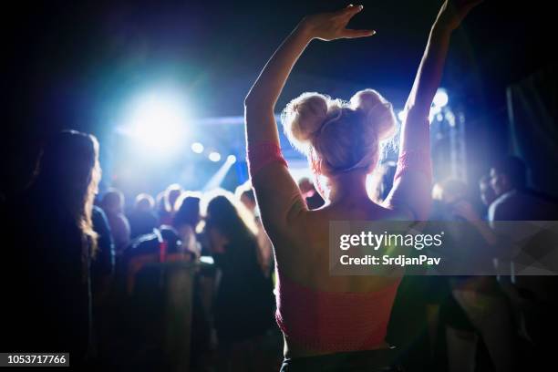 zaterdag nacht - women dancing stockfoto's en -beelden