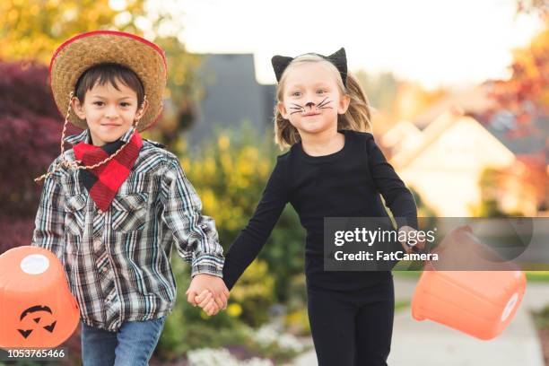 truc of behandelen vrienden! - halloween cats stockfoto's en -beelden