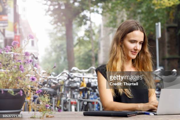 universiteitsstudent met laptop outdoors - utrecht stockfoto's en -beelden