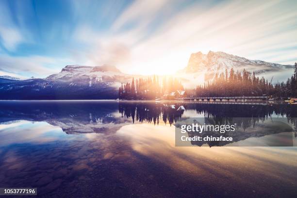 schilderachtig uitzicht op de bergen op emerald lake - canada landscape stockfoto's en -beelden