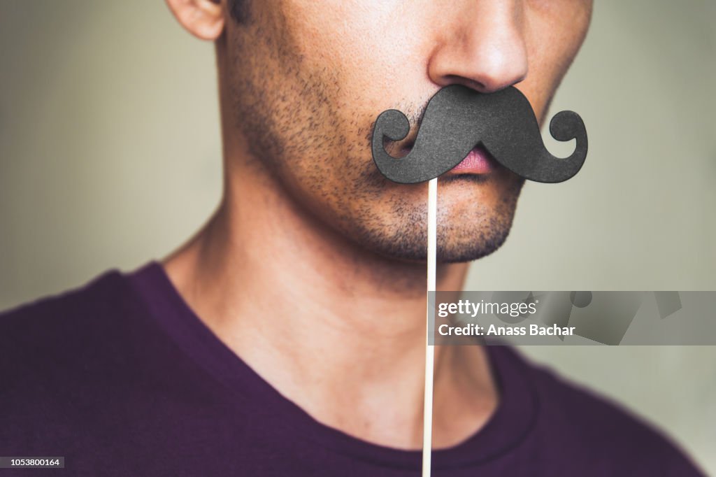 Nahaufnahme eines Mannes mit Schnurrbart-Requisite