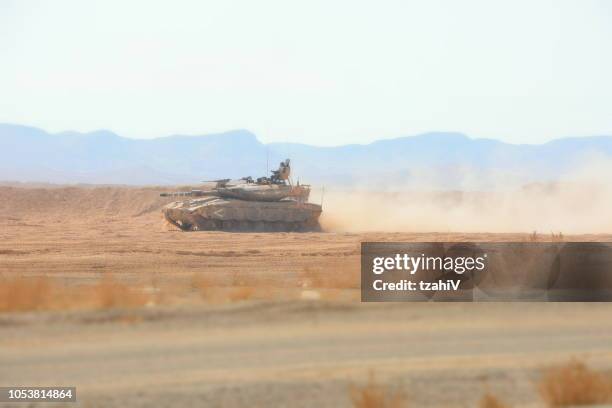 entraînement militaire dans le sud d’israël - merkava photos et images de collection