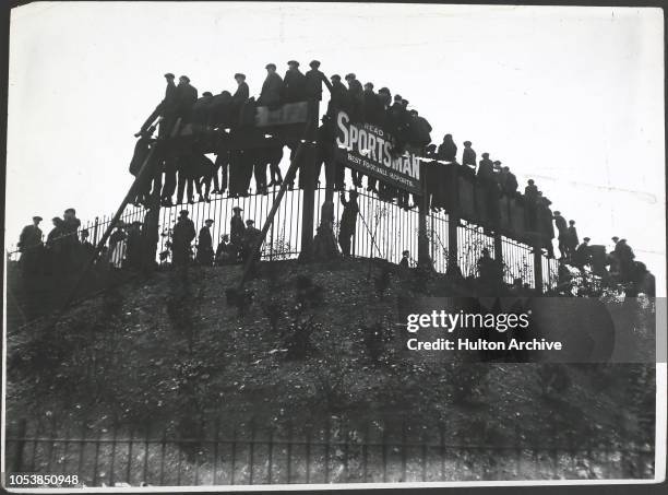 Chelsea is Tottenham Hotspers 6.9.1913. Stamford Bridge, Advertisement boards as grand stands, Stamford Bridge.