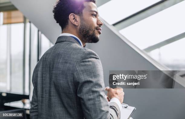 retrato de un empresario con micrófono - orador público fotografías e imágenes de stock