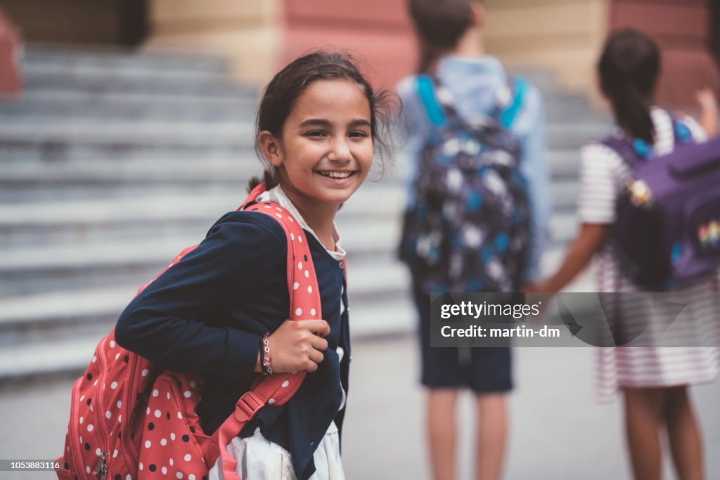 Écolière souriant à la caméra