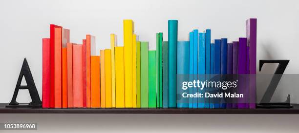 spectrum multicoloured of books between a and z bookends. - bookend foto e immagini stock