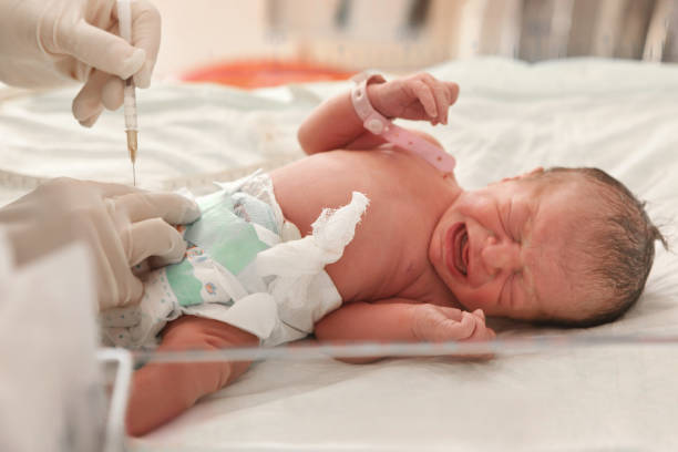 médico examina um bebê recebido - bebê levando um tiro fotografias e imagens de stock