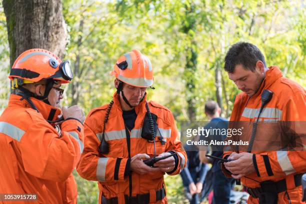 brandweerlieden met behulp van de walkie talkie, reddingsoperatie - 911 cellphone stockfoto's en -beelden