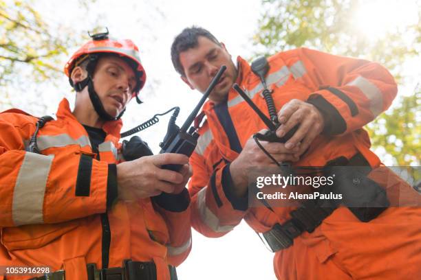 bombeiros usando um walkie talkie, operação de resgate - sinal de emergência equipamento de segurança - fotografias e filmes do acervo