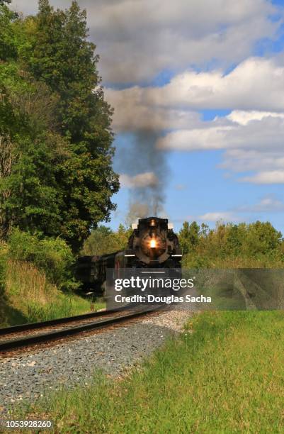 historic steam train on the turn - history and progress of the steam engine stock pictures, royalty-free photos & images