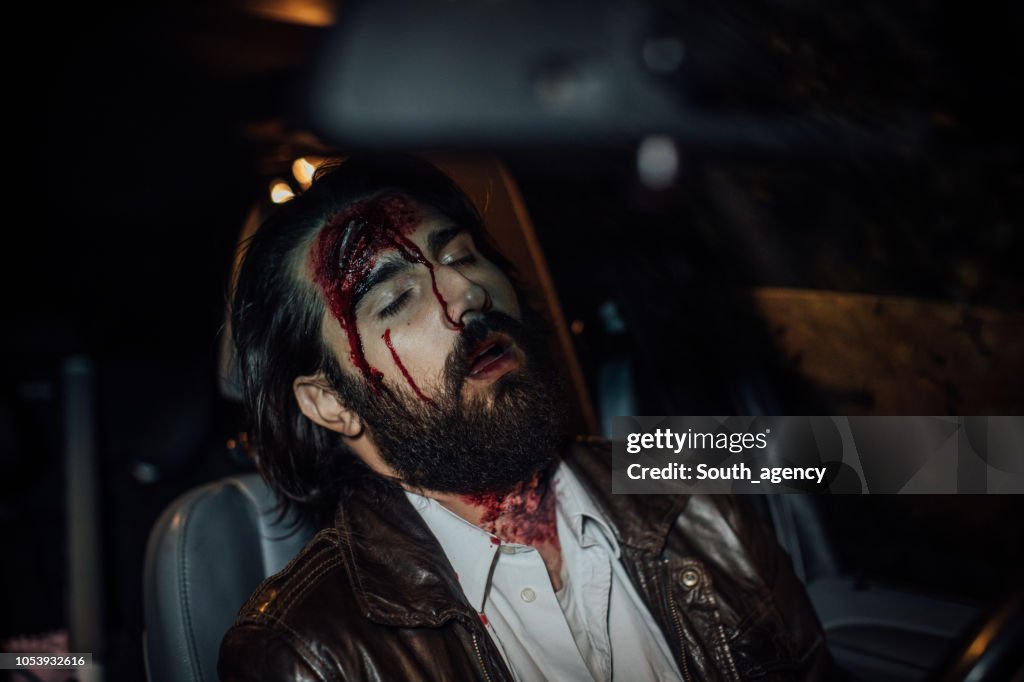 Homem ferido mal num acidente de carro