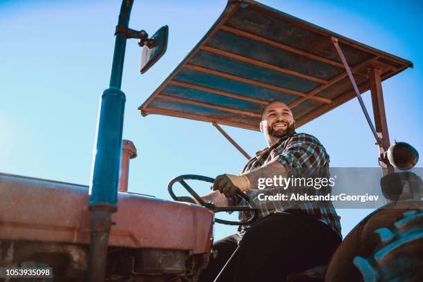 conducteur de tracteur est convaincu après récolte fructueuse - agriculteur conducteur tracteur photos et images de collection