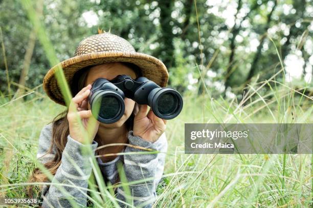 meisje natuur observeren - child with binoculas stockfoto's en -beelden