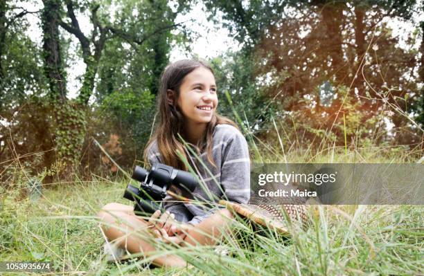 chica observando la naturaleza - guía scout fotografías e imágenes de stock