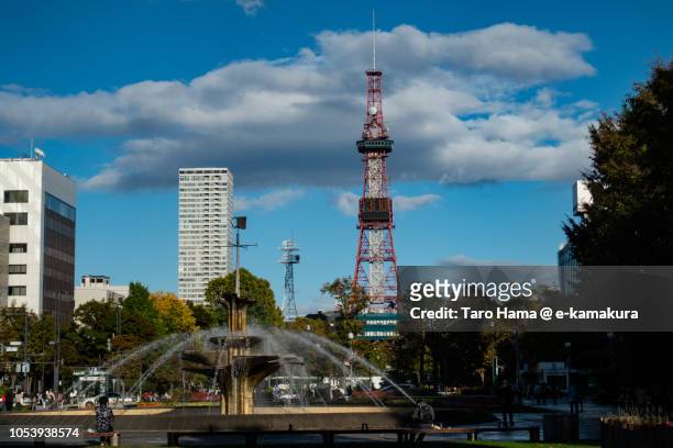 sapporo tv tower in odori park in sapporo city in hokkaido in japan - hours in news around the world stockfoto's en -beelden
