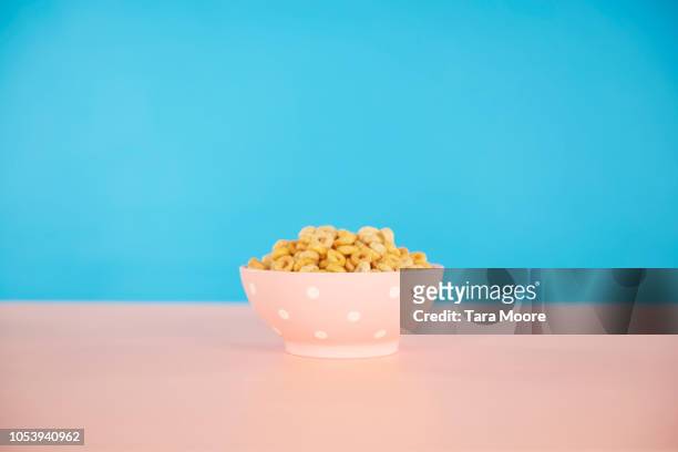bowl of cereal with blue and pink background - cereal bowl stockfoto's en -beelden
