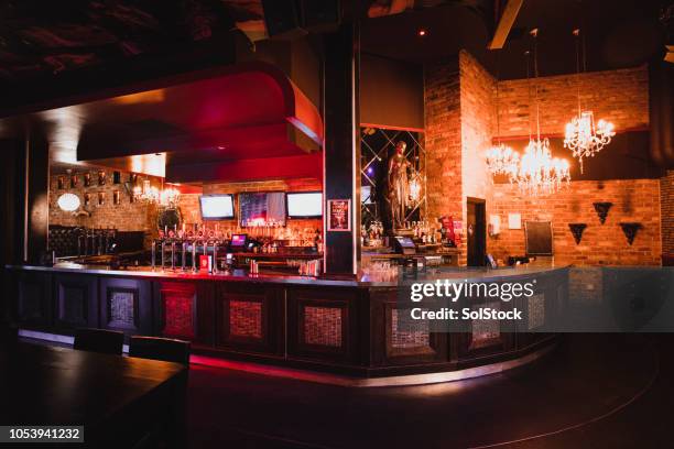 shot van een nachtclub met niemand binnen - bar counter stockfoto's en -beelden