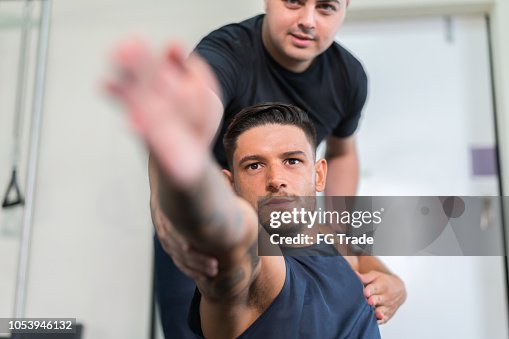Athlet Mann an physikalische Therapie Athlet Mann an physikalische Therapie