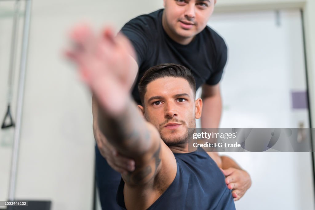 Homme sportif à la physiothérapie