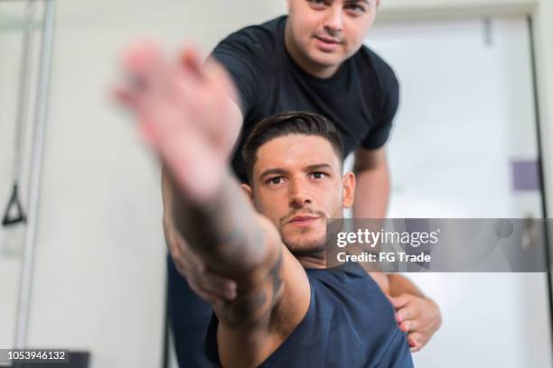 athlete man at physical therapy - sports physiotherapy stock pictures, royalty-free photos & images