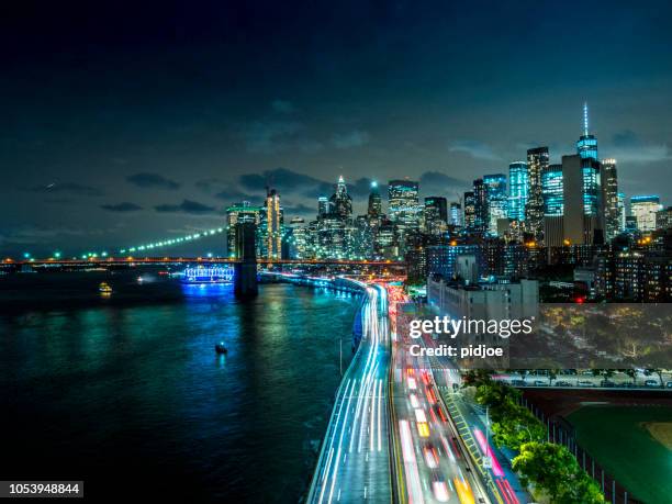 downtown new york skyline - luchtfoto na zonsondergang - bright lights big city visions of new york at night stockfoto's en -beelden