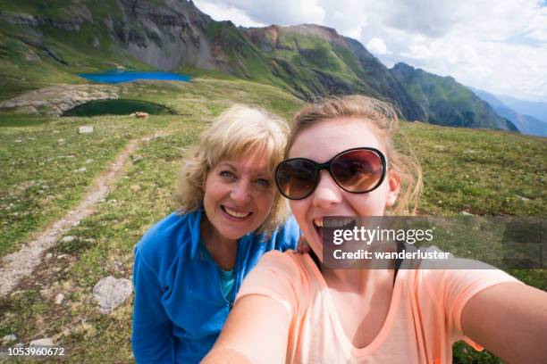 selfie imagens em lagos de gelo - daughter photos - fotografias e filmes do acervo