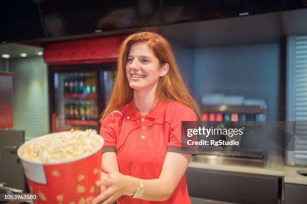 lachende meisje houdt van popcorn - jobs film stockfoto's en -beelden