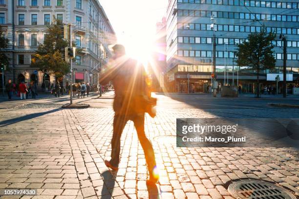 motion blur di persone che camminano in città - helsinki foto e immagini stock