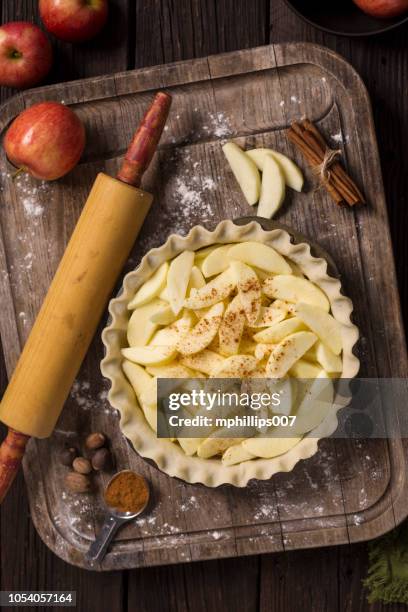 otoño thanksgiving tarta de manzana para hornear - pastel de manzana fotografías e imágenes de stock