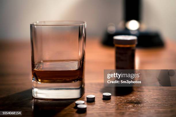 alcohol and opioids a deadly combination - droga recreativa imagens e fotografias de stock